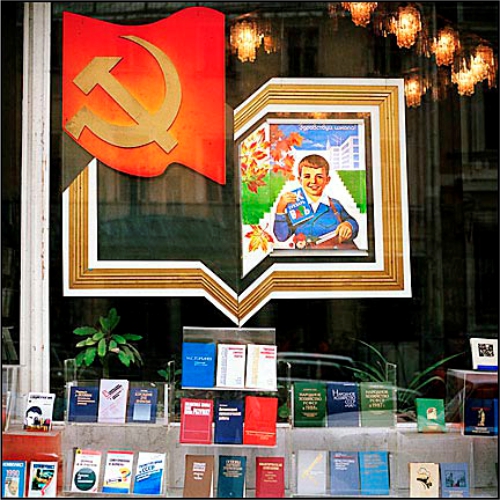 Оформление витрины книжного магазина, магазин книг, книговед, витрина книжного магазина